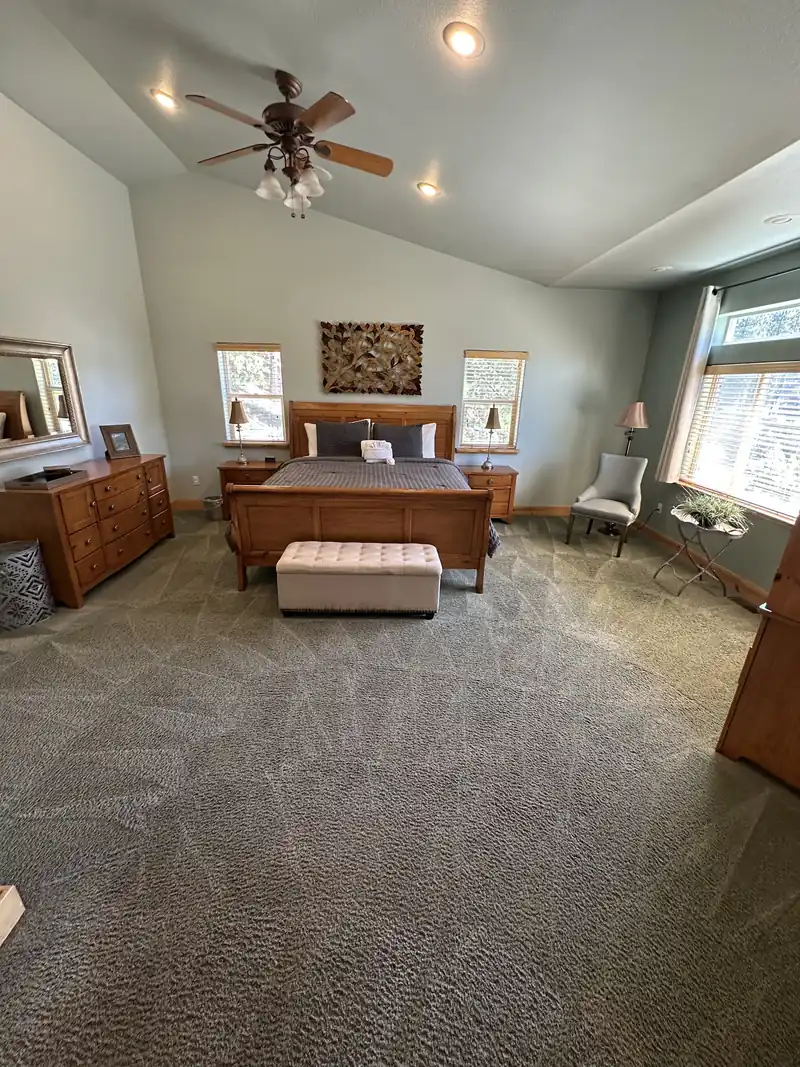 The same bedroom after cleaning, the carpet pile lifted and evenly groomed